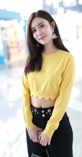 孟子义气质短款装上衣搭黑裤现身机场，尽显好看纤细线条