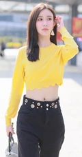 孟子义气质短款装上衣搭黑裤现身机场，尽显好看纤细线条