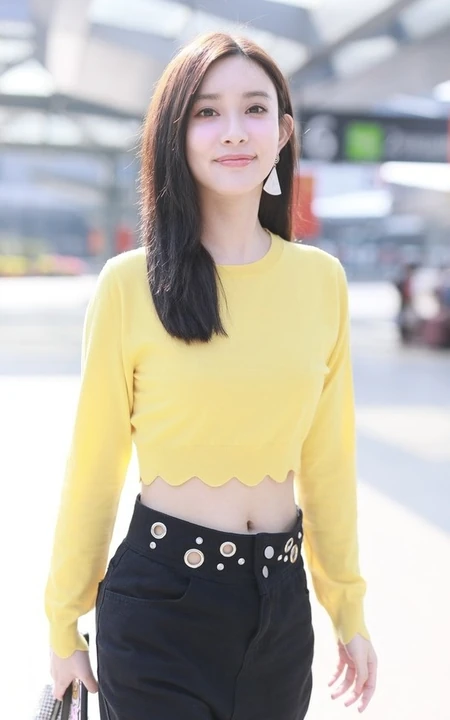 孟子义气质短款装上衣搭黑裤现身机场，尽显好看纤细线条