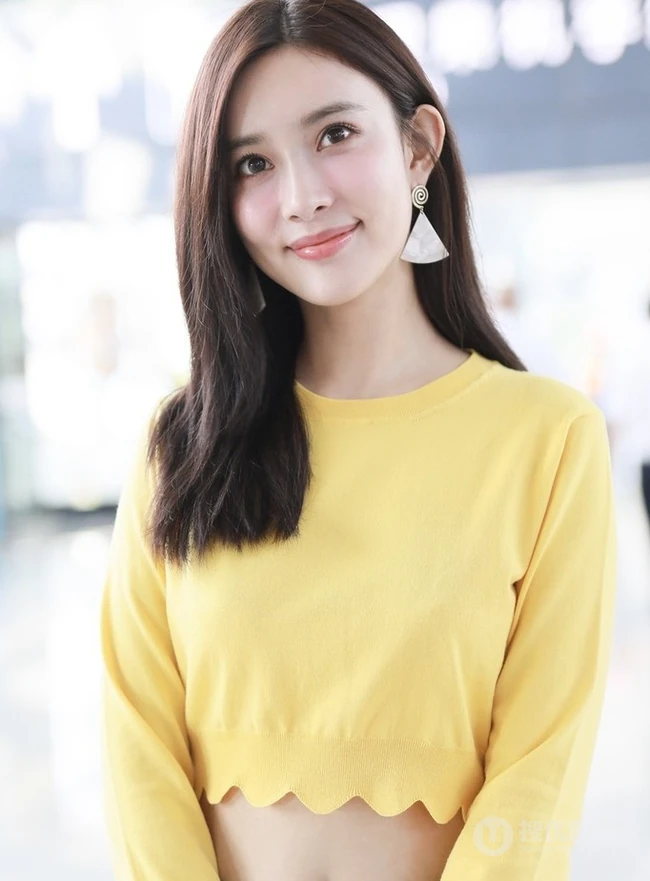 孟子义气质短款装上衣搭黑裤现身机场，尽显好看纤细线条