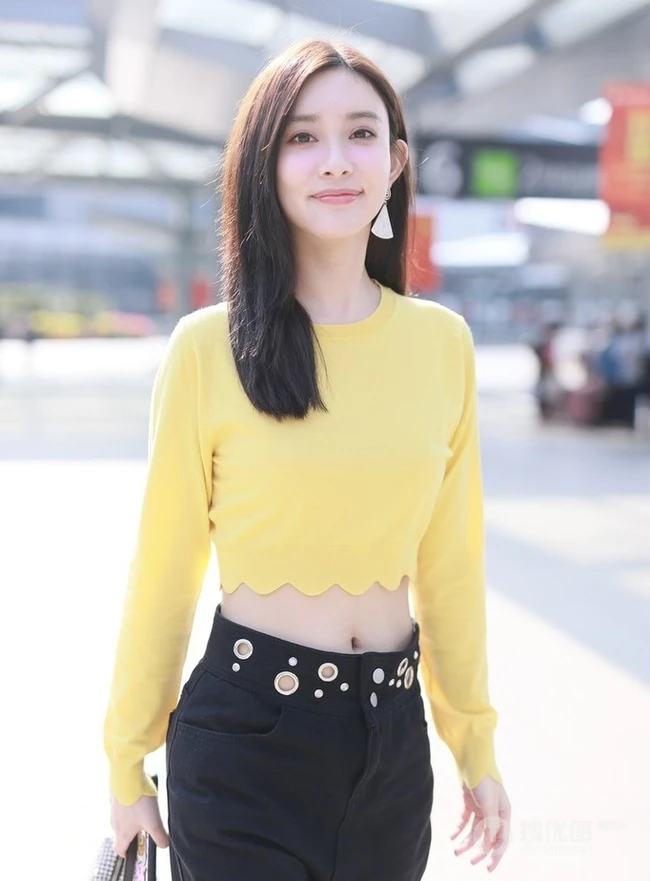 孟子义气质短款装上衣搭黑裤现身机场，尽显好看纤细线条
