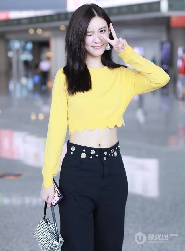 孟子义气质短款装上衣搭黑裤现身机场，尽显好看纤细线条