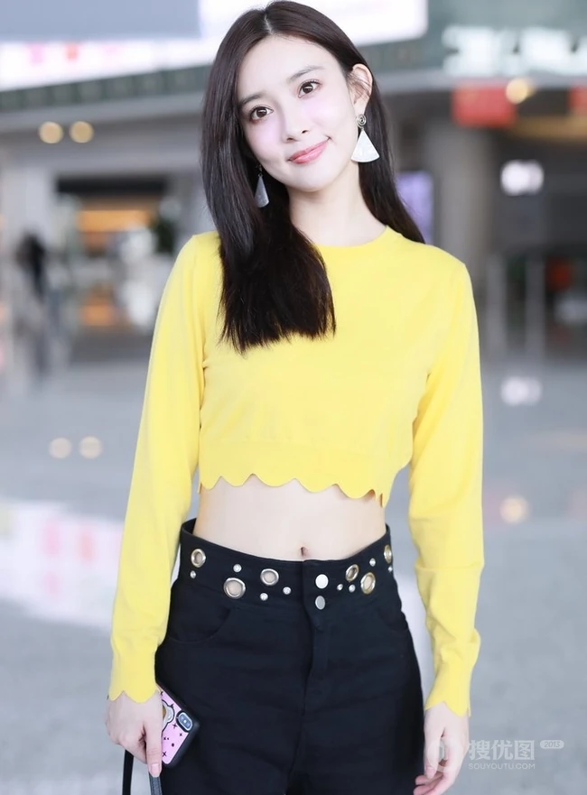 孟子义气质短款装上衣搭黑裤现身机场，尽显好看纤细线条