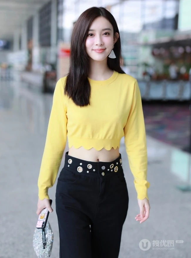 孟子义气质短款装上衣搭黑裤现身机场，尽显好看纤细线条