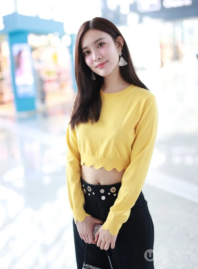 孟子义气质短款装上衣搭黑裤现身机场，尽显好看纤细线条