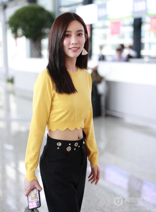 孟子义气质短款装上衣搭黑裤现身机场，尽显好看纤细线条