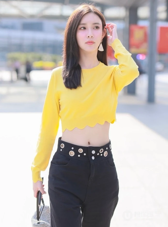 孟子义气质短款装上衣搭黑裤现身机场，尽显好看纤细线条