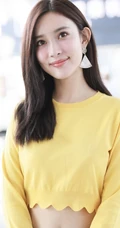 孟子义气质短款装上衣搭黑裤现身机场，尽显好看纤细线条