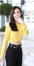孟子义气质短款装上衣搭黑裤现身机场，尽显好看纤细线条