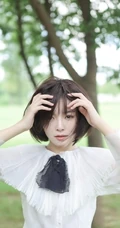 短发女生种丹妮清新户外写真，白衣黑裙公园散步游玩