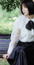 短发女生种丹妮清新户外写真，白衣黑裙公园散步游玩