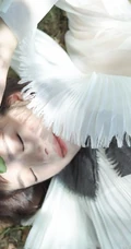 短发女生种丹妮清新户外写真，白衣黑裙公园散步游玩