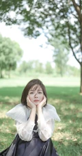 短发女生种丹妮清新户外写真，白衣黑裙公园散步游玩