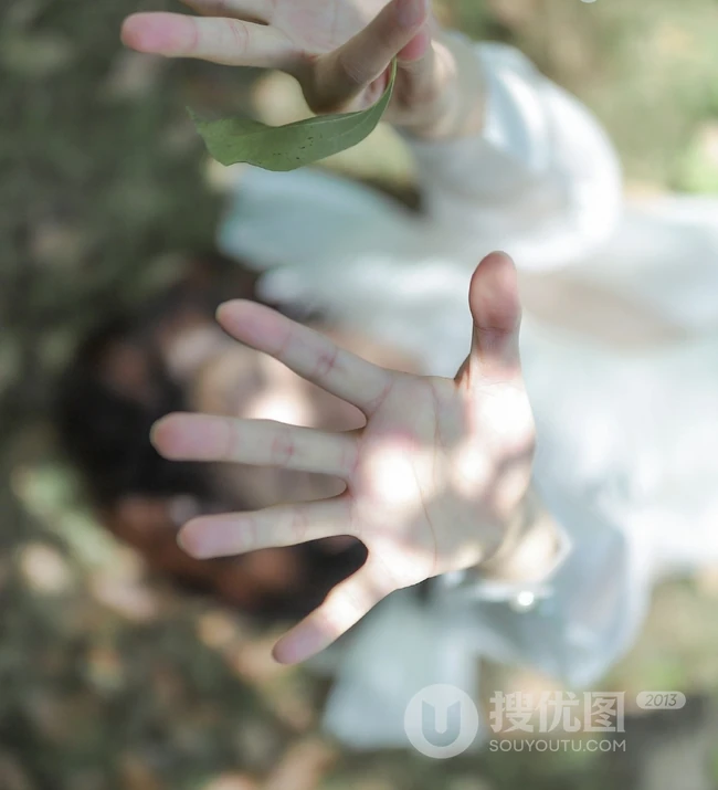短发女生种丹妮清新户外写真，白衣黑裙公园散步游玩