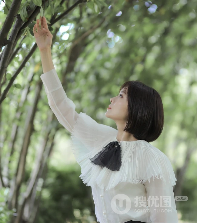 短发女生种丹妮清新户外写真，白衣黑裙公园散步游玩