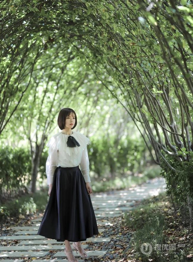 短发女生种丹妮清新户外写真，白衣黑裙公园散步游玩