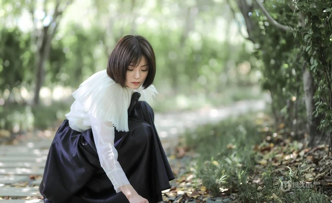 短发女生种丹妮清新户外写真，白衣黑裙公园散步游玩
