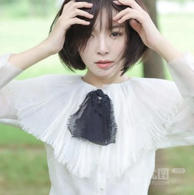 短发女生种丹妮清新户外写真，白衣黑裙公园散步游玩