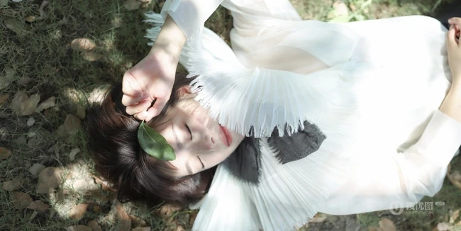 短发女生种丹妮清新户外写真，白衣黑裙公园散步游玩