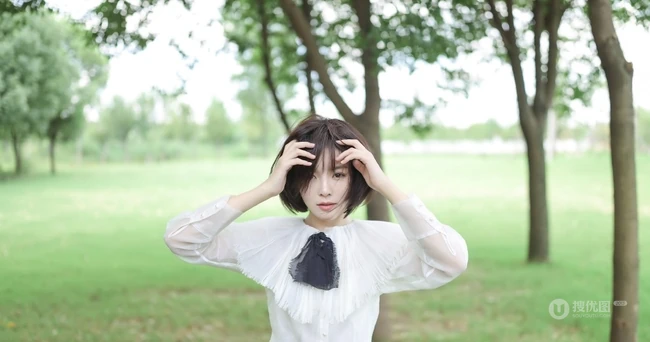 短发女生种丹妮清新户外写真，白衣黑裙公园散步游玩