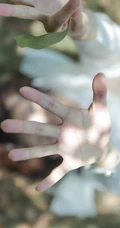 短发女生种丹妮清新户外写真，白衣黑裙公园散步游玩