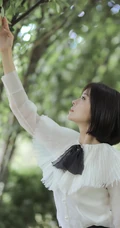 短发女生种丹妮清新户外写真，白衣黑裙公园散步游玩
