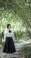 短发女生种丹妮清新户外写真，白衣黑裙公园散步游玩