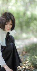 短发女生种丹妮清新户外写真，白衣黑裙公园散步游玩
