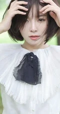 短发女生种丹妮清新户外写真，白衣黑裙公园散步游玩