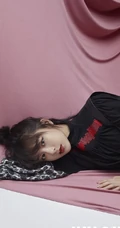 杨紫英气复古杂志秋装写真图片，演绎黑与白之间的性格转换