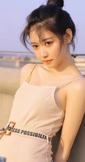 气质清新丸子头女生肩带背心加宽大牛仔裤天台唯美写真