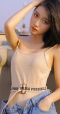 气质清新丸子头女生肩带背心加宽大牛仔裤天台唯美写真