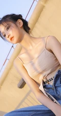 气质清新丸子头女生肩带背心加宽大牛仔裤天台唯美写真