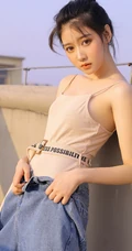 气质清新丸子头女生肩带背心加宽大牛仔裤天台唯美写真