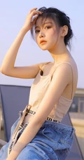 气质清新丸子头女生肩带背心加宽大牛仔裤天台唯美写真