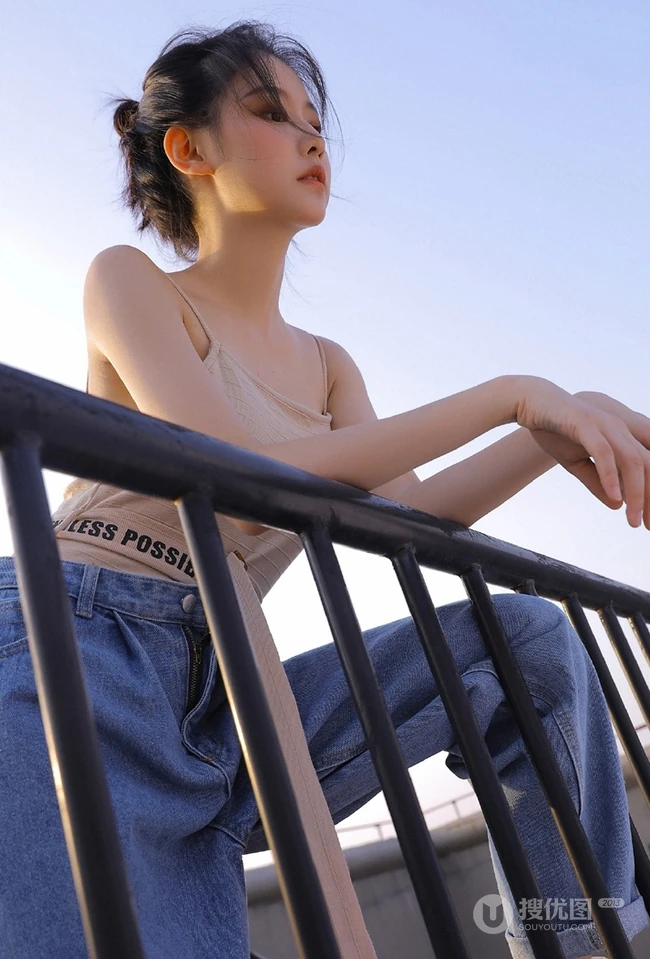 气质清新丸子头女生肩带背心加宽大牛仔裤天台唯美写真