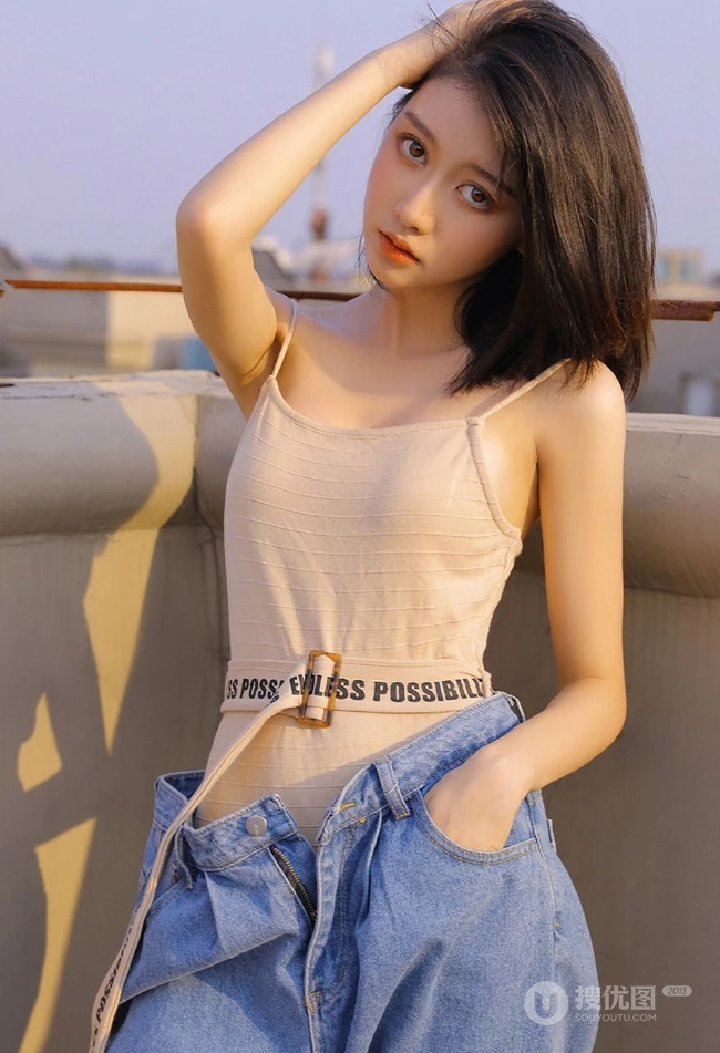 气质清新丸子头女生肩带背心加宽大牛仔裤天台唯美写真