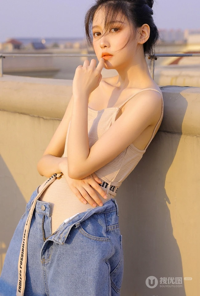 气质清新丸子头女生肩带背心加宽大牛仔裤天台唯美写真