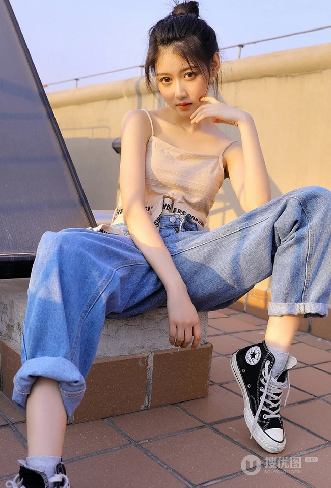气质清新丸子头女生肩带背心加宽大牛仔裤天台唯美写真