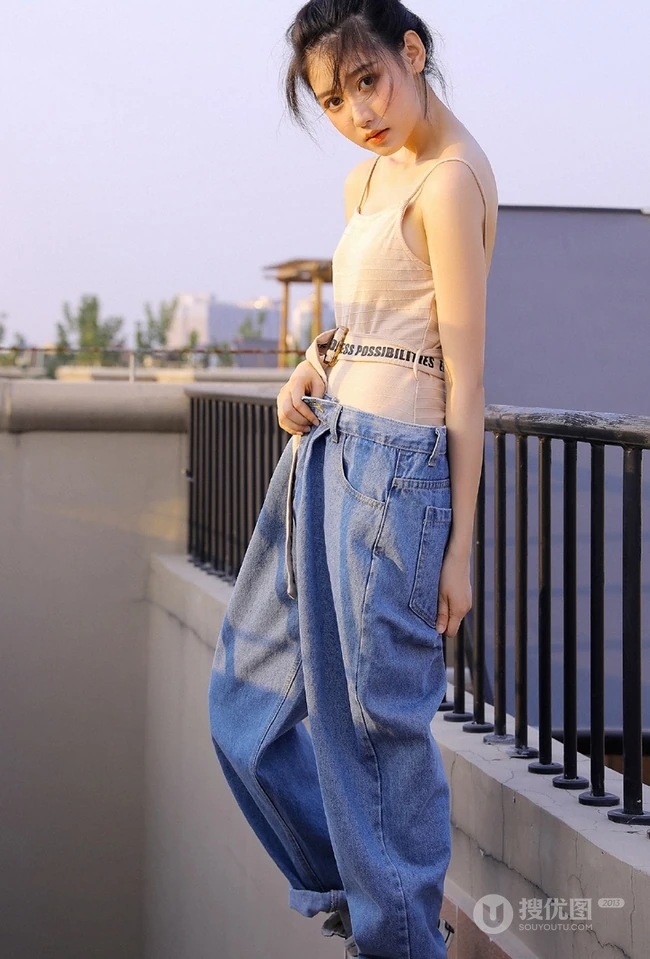 气质清新丸子头女生肩带背心加宽大牛仔裤天台唯美写真
