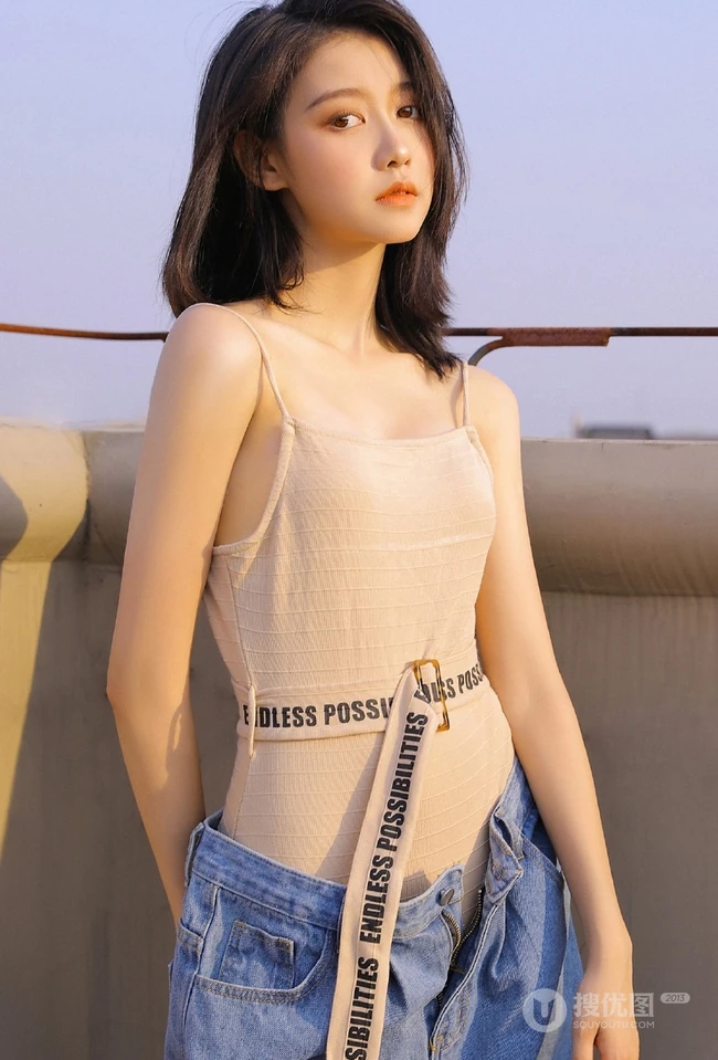 气质清新丸子头女生肩带背心加宽大牛仔裤天台唯美写真