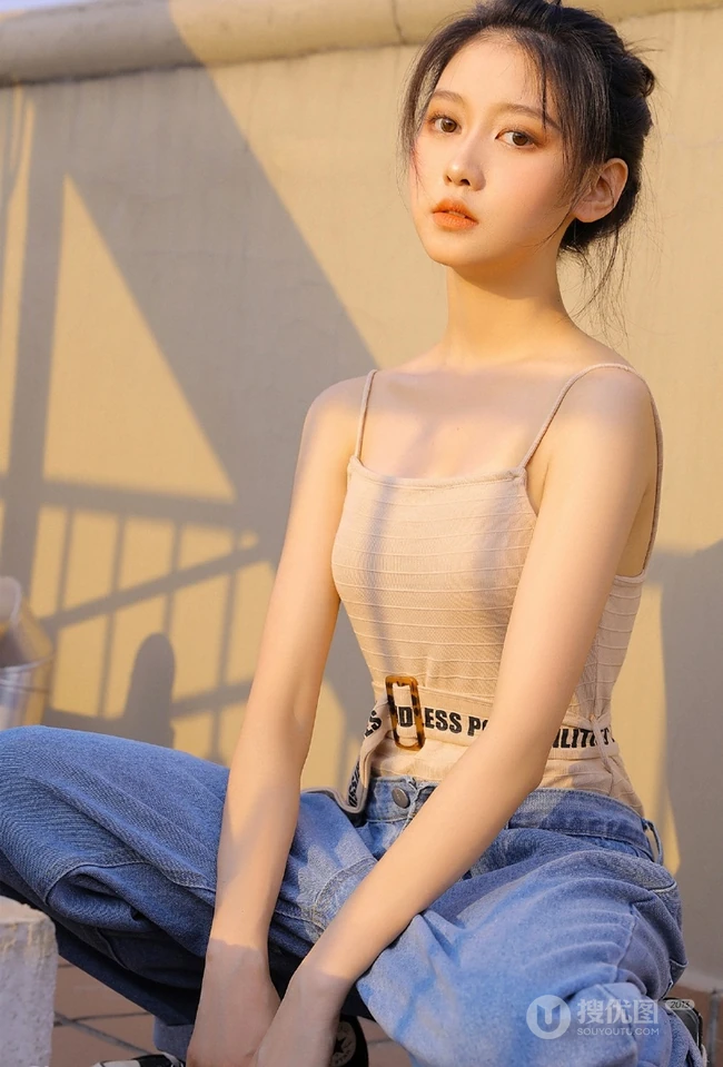 气质清新丸子头女生肩带背心加宽大牛仔裤天台唯美写真