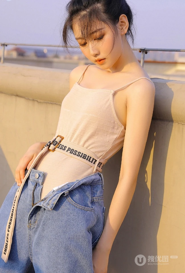 气质清新丸子头女生肩带背心加宽大牛仔裤天台唯美写真