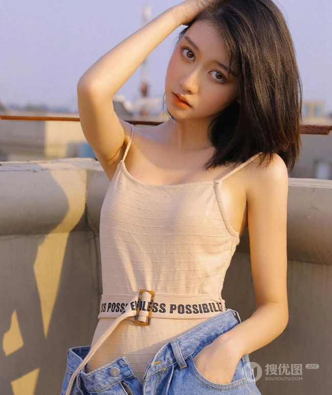 气质清新丸子头女生肩带背心加宽大牛仔裤天台唯美写真