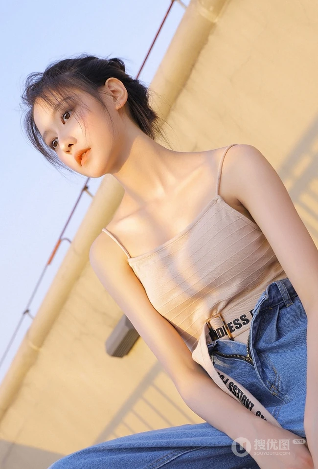 气质清新丸子头女生肩带背心加宽大牛仔裤天台唯美写真