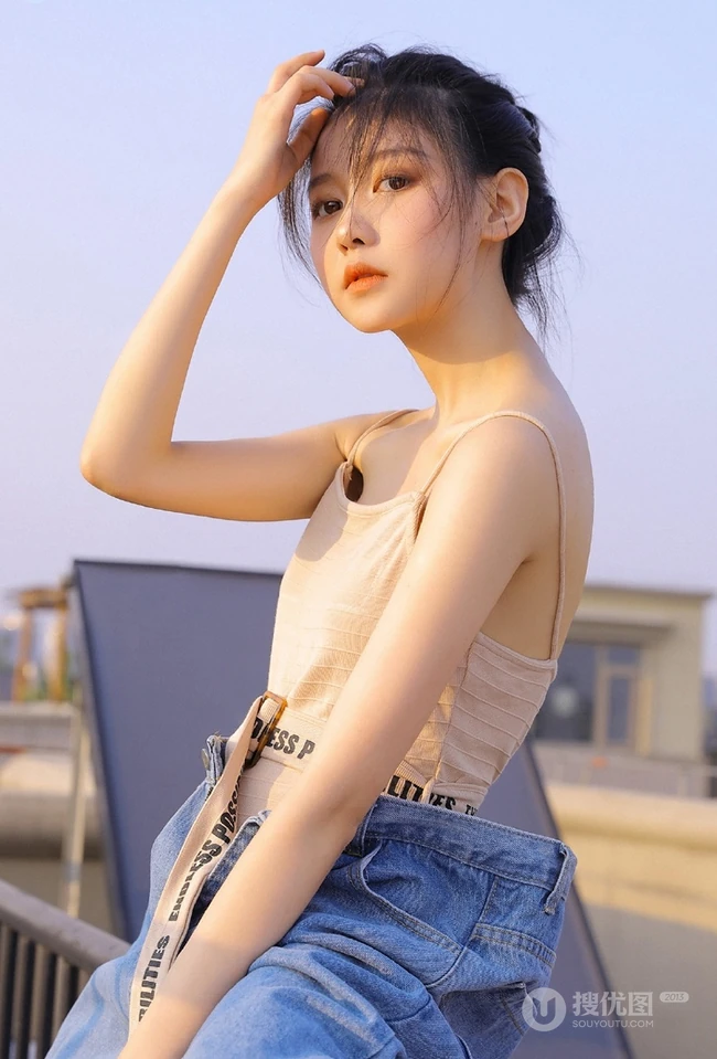 气质清新丸子头女生肩带背心加宽大牛仔裤天台唯美写真