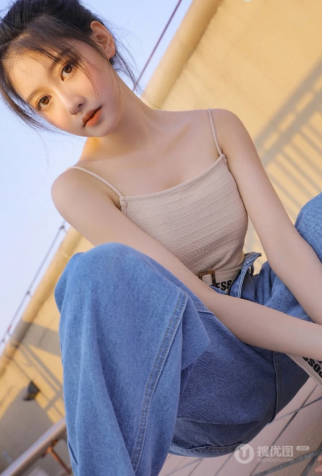 气质清新丸子头女生肩带背心加宽大牛仔裤天台唯美写真