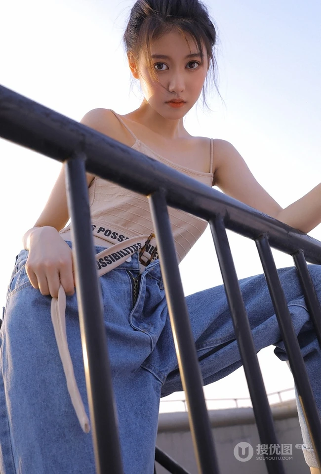 气质清新丸子头女生肩带背心加宽大牛仔裤天台唯美写真