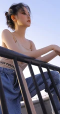 气质清新丸子头女生肩带背心加宽大牛仔裤天台唯美写真