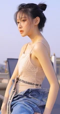 气质清新丸子头女生肩带背心加宽大牛仔裤天台唯美写真